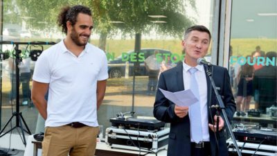 Olivier Crus (à dte), PDG et le parrain de l'agence yvelinoise, le rugbyman Jonathan Langel