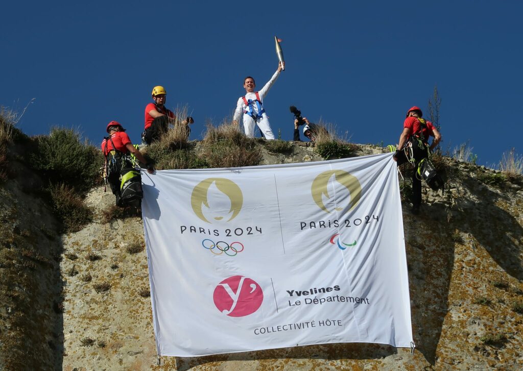 Le relais de la flamme paralympique dans les Yvelines a démarré en haut du Donjon de Houdan. ©CD78