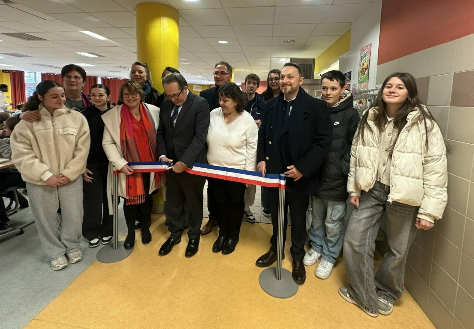 La cuisine en production sur place de Voisins-le-Bretonneux a été inaugurée en présence de Pierre Bédier, président du Conseil départemental. ©CD78