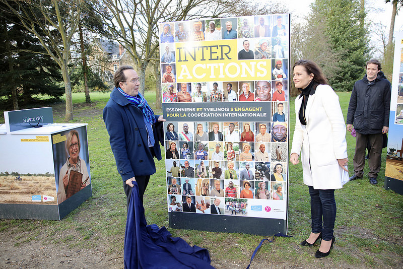 Pierre Bédier et Aurélie Gros dévoile le panneau principal de l'exposition InterActions.