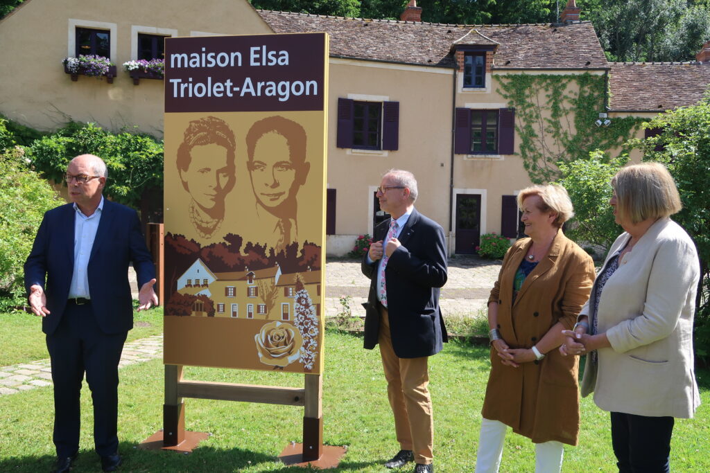 Les panneaux posés le long de la A 10 pour promouvoir la Maison Elsa-Triolet-Aragon. CD78/Y.Fossey